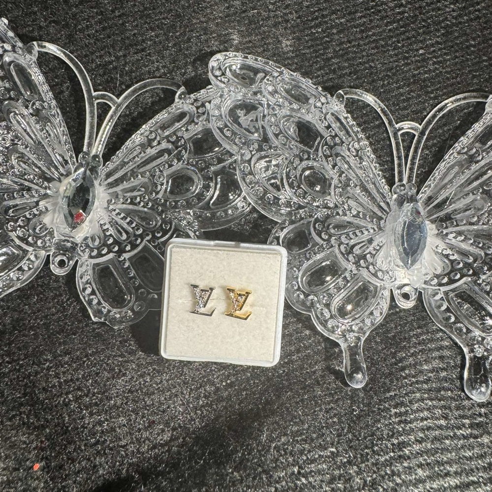 “LV” Nose Stud😍💎